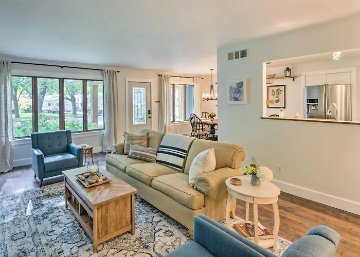 Airy Cottage Close To Rock Lake W/ Fire Pit!