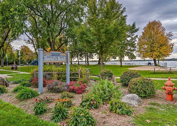 Airy Cottage Close To Rock Lake W/ Fire Pit!