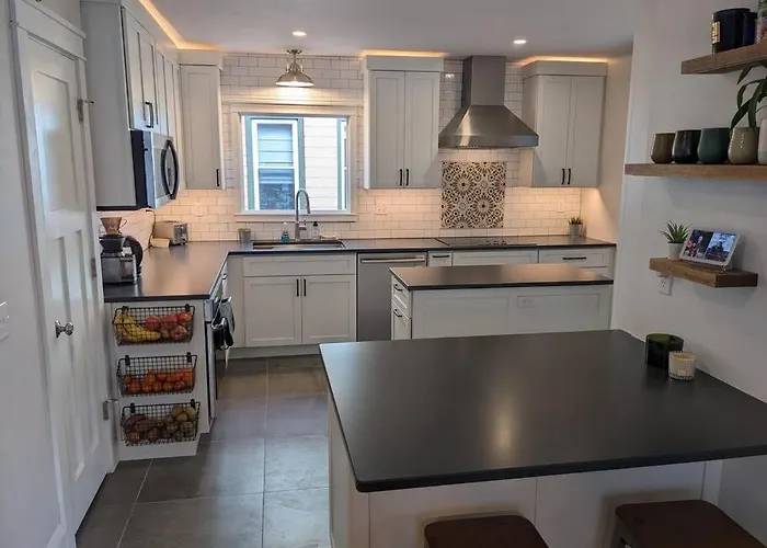 Family Friendly House - Downtown Location