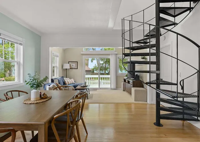 3 Bedroom 2Ba Lakefront Home - Dog Friendly - 30 Day