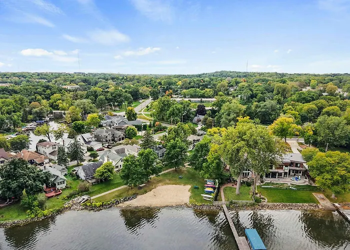 3 Bedroom 2Ba Lakefront Home - Dog Friendly - 30 Day